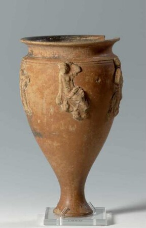 Pergamenischer hoher Becher mit figürlichen Appliken (Applikenware)