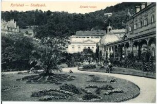 Karlsbad. Stadtpark und Kaiserbrunnen mit Kurpark-Kolonnade (1880) : Karlsbad. Stadtpark und Kaiserbrunnen mit Parkkolonnade, auch Gartenkolonnade (1880; F. Fellner, H. Helmer) im Dvořák-Park