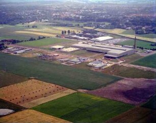 Tiefdruckerei der Axel-Springer AG: Luftbild des Gewerbegebietes am Beimoorweg: im Vordergrund Mitte Kornkamp und Umspannwerk, im Hintergrund British American Tobacco (BAT), Bahnstrecke Hamburg-Lübeck und Stadt Ahrensburg