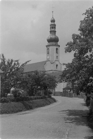 Blick auf das Dord und die Kirche von Hochkirch. : Pohlad na cyrkej a wjes Bukecy.