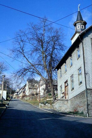 steile Straße am Gemeindeamt