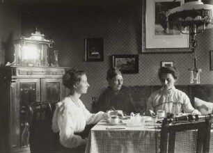 Blume, Lene : Ehefrau, Schwiegermutter und Schwägerin von Ernst Blume im Wohnzimmer der Wohnung in Herne, Juli 1918