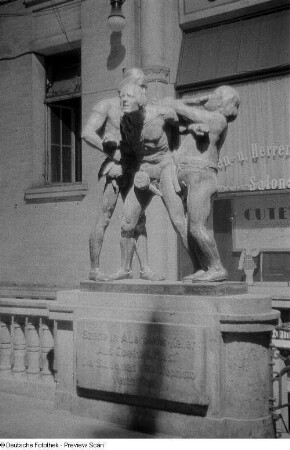 Skulpturengruppen Mephisto verzaubert die Studenten