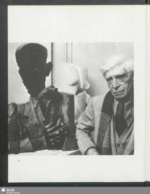 Ossip Zadkine neben seiner Büste von Francois Mauriac