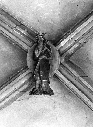Schlußstein mit weiblicher Heiligenfigur