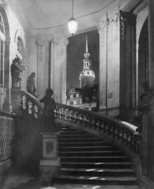 Dresden. Zwinger, Glockenspielpavillon, Blick über die Treppe durch einen Bogen gegen den Schloßturm