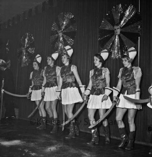 Karneval: Hotel Oldesloer Hof, Saal: Prunksitzung: Veranstalter Oldesloer Männerchor von 1844, Oldesloer Singakademie von 1946: Bühne: Auftritt der Mädchengarde mit Säbeltanz