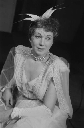 Szenenbilder aus der Komödie "Amphitryon 38" von Jean Giraudoux im Theater am Kurfürstendamm in Berlin : Soloaufnahme von Alice Treff
