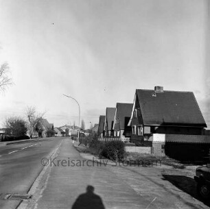 Alte Dorfstraße: rechts hinten Einfamilienhäuser: links hinten Bauernhäuser: vorn Schatten