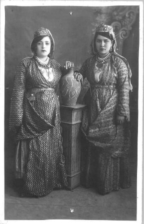 Doppelporträt zweier junger türkischer Frauen