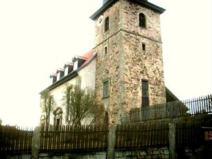 Evangelische Kirche - Kirchturm (gotisch gegründet) sowie Langhaus von Südosten über Kirchhof