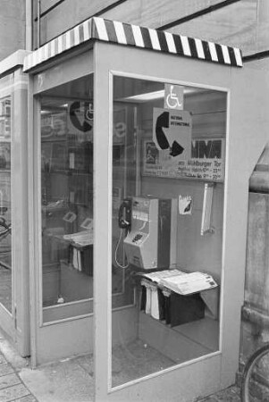 Behindertengerechte Telefonzellen im Amtsbezirk Karlsruhe der Oberpostdirektion