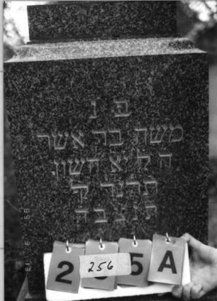 Grabstein 256 (Index: 100093467) Zustand: aufgesetzte Säule? fehlt Maße HxBxT: 80x69x38 cm Beschreibung: Sockel: Grabstein 256A