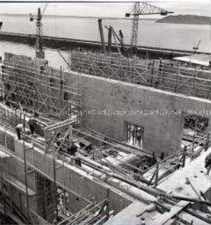Baustelle zur Errichtung eines Großbunkers für deutsche U-Boote im Hafen von Lorient an der französischen Atlantikküste