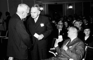 17. Tagung 1967 Chemiker; Eröffnungsfeier: Harold C. Urey, Otto Hahn, G. Stoltenberg, Frau Forßmann, dahinter Frau Staudinger