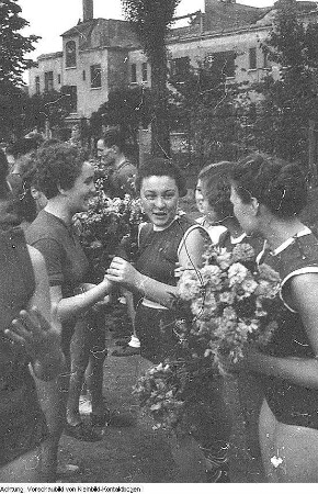 Dresden. Betriebssportgemeinschaft (BSG) Traktor Dresden, Volleyballspiel, 1958