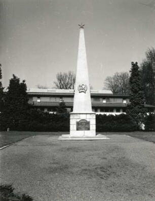 Sowjetisches Ehrenmal für Gefallene des 2. Weltkrieges : Sowjetisches Ehrenmal für Gefallene des 2. Weltkrieges. Stein (nach 1945). Obelisk. Bad Muskau, Parkstraße