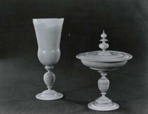 Rundgedrehter Becher (links), niedriger Schalenbecher (rechts)