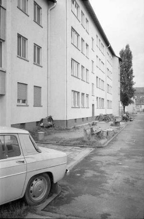 Aufnahme von Bürgern aus der Tschechoslowakei im Flüchtlings-Durchgangslager beim Schloss Gottesaue.