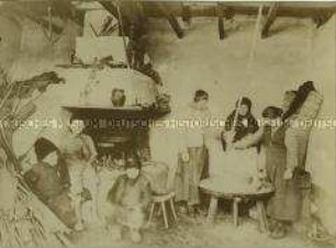 Rumänische Bauernfamilie beim Mahlen von Getreide
