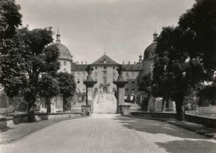 Moritzburg. Jagdschloss. Ansicht von der Zufahrt aus