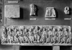 Sarkophagfragment mit Christus und den 12 Aposteln