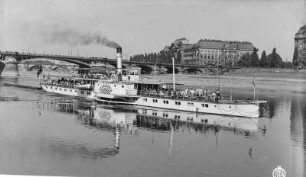 Dresden. Personen-Seitenraddampfer "Pillnitz" (1886, Blasewitz) in Fahrt stromauf nach Passieren der Albertbrücke