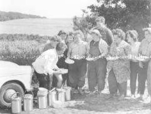 Bauern der LPG Remplin (Kr. Teterow) erhalten ihr Mittagessen auf dem Feld durch Mitarbeiter der Konsum-Gaststätte