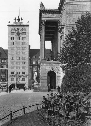 Leipzig, Augustusplatz. Krochhochhaus und Neues Theater : Leipzig, Augustusplatz mit Hochhaus Kroch (1927-1928; G. Bestelmeyer), rechts Neues Theater