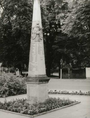 Postmeilensäule (Distanzsäule) : Postmeilensäule (Distanzsäule). Sandstein (1727, 1927 nach Hochwasser verschollen; 1947 rekonstruiert). Berggießhübel, Parkanlagen am Bahnhofsvorplatz