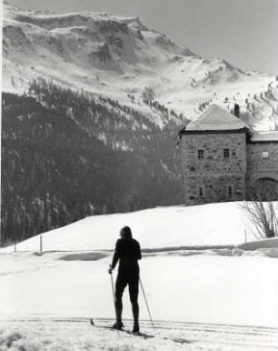 Ski-Langlauf, vorbei am Schloß Crap da Sass, Schweiz