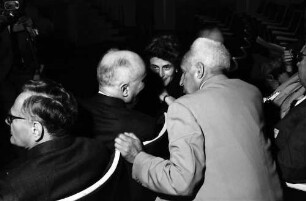 16. Tagung 1966 Mediziner; Im Vortragsaal: von hinten: Sir Hans A. Krebs, Adnré F. Cournand, Frau Cournand, Severo Ochoa