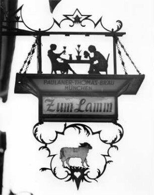 Wirtshausschild vom Gasthaus "Zum Lamm" : Wirtshausschild vom Gasthaus "Zum Lamm". Schmiedeeisen. Wangen im Allgäu, Gasthaus "Zum Lamm"
