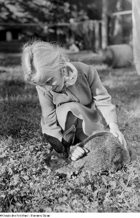 Kleines Mädchen (Elke) mit Hasen