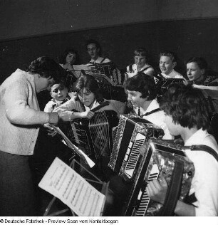 Junge Pioniere Kulturarbeit; Volksmusikschule; Jugend-Rotkreuz