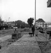 Ratzeburger Straße (Bundesstraße 208): links die erweiterte Fahrbahn mit provisorischer Fahrbahndecke, rechts davon werden Fußweg und Einfahrten werden gepflastert
