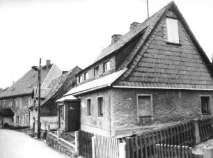 Altenberg, Bachstraße 5, 7 und 9. Wohnhäuser. Straßenansicht