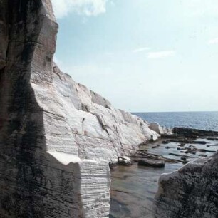 Thasos, Alikí. Felsenszenerie in den meerseitigen antiken Steinbrüchen