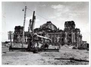 Flak vor dem zerstörten Reichstagsgebäude