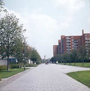Hansjakob, Gottfried; München - Neuperlach Mitte; Wohnring Neuperlach - Innenraum Wohnring, zentrale Wegachse in Grünanlage