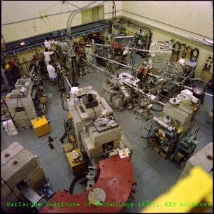 Blick ins Zyklotron (Zykl)-Laboratorium mit Versuchsaufbauten