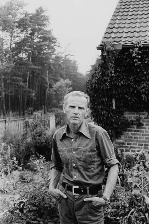 Der Schriftsteller Günter de Bruyn, wohl im Garten seines Grundstücks