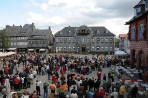 Marktplatz in Goslar : Um 12 Uhr mittags stehen hunderte Touristen auf dem Marktplatz, um das Bergmann-Glockenspiel anzusehen. Aufgenommen in Goslar im Mai 2008