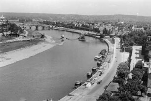 Dresden. Blick vom Turm der Katholischen Hofkirche nach Osten auf Elbe und Terrassenufer