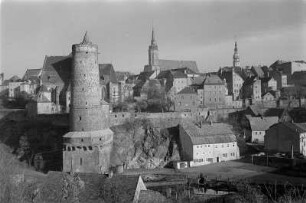 Bautzen. Stadtzentrum mit Alter Wasserkunst und Dom St. Petri. Blick von der Friedensbrücke nach Norden