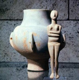 Kegelhalsgefäß und weibliches Idol mit verschränkten Armen (Kapsala-Art) : München, Antikensammlung. Kegelhalsgefäß von Paros, Marmor, Höhe: 23 cm, und weibliches Idol mit verschränkten Armen, Marmor, Höhe: 18,4 cm (Kapsala-Art),