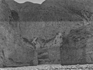 Flussbett : Ein Flussbett in einem Tal im Tian Shan Hochgebirge. Im Hintergrund eine schluchtartige Felsformation