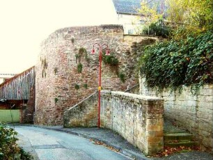 Ansicht von Nordosten mit Kirchhofmauer des hoch gelegenen Kirchhofes in der Basis als terrainstabilisierende Futtermauer (Wehrgang mit Steinbrüstung im 18 Jh abgetragen)