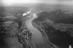 Sächsische Schweiz. Elbtal mit Stadt Wehlen, Weißen Brüchen und Rauenstein gegen Gickelsberg. Luftbild-Schrägaufnahme von Westen