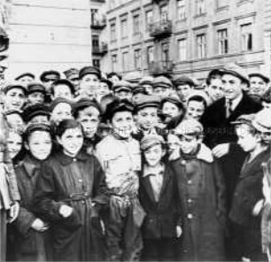 Kinder auf dem Kercelak-Platz im Warschauer Ghetto